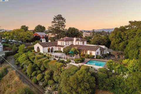 a picture of houses with outdoor space