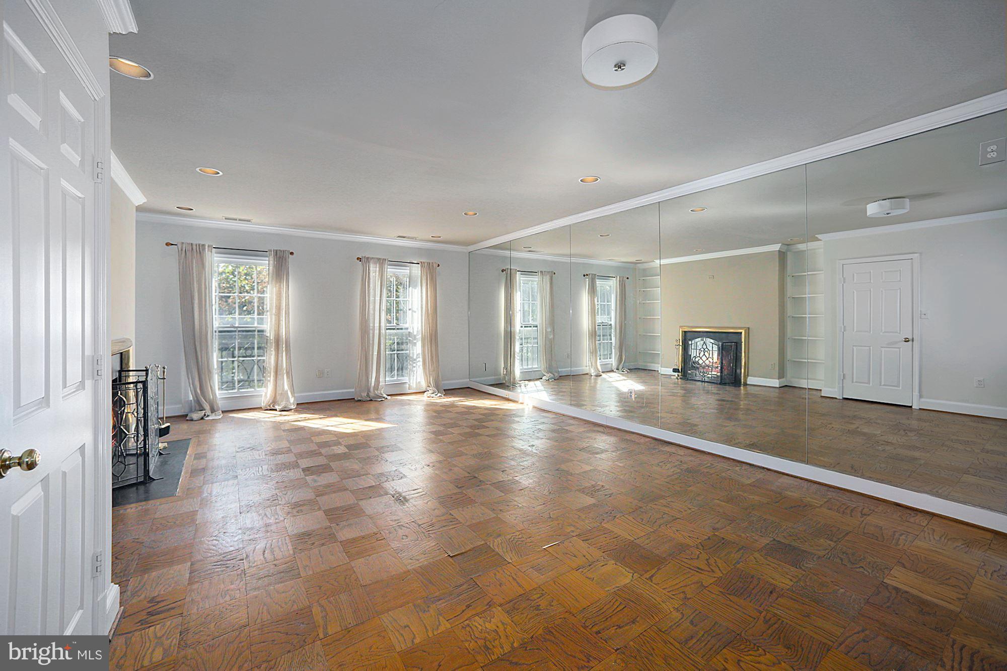 3241 Sutton Place Northwest, Unit B Washington, DC 20016 - Photo 10 of 35 Living Room