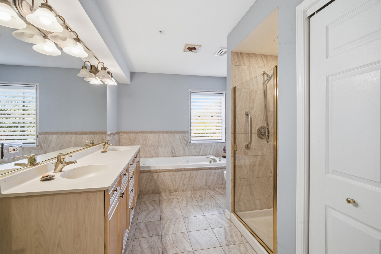 1688 Green Bay Road, Unit 204 Highland Park, IL 60035 - Photo 11 of 14 a bathroom with a tub sink and mirror