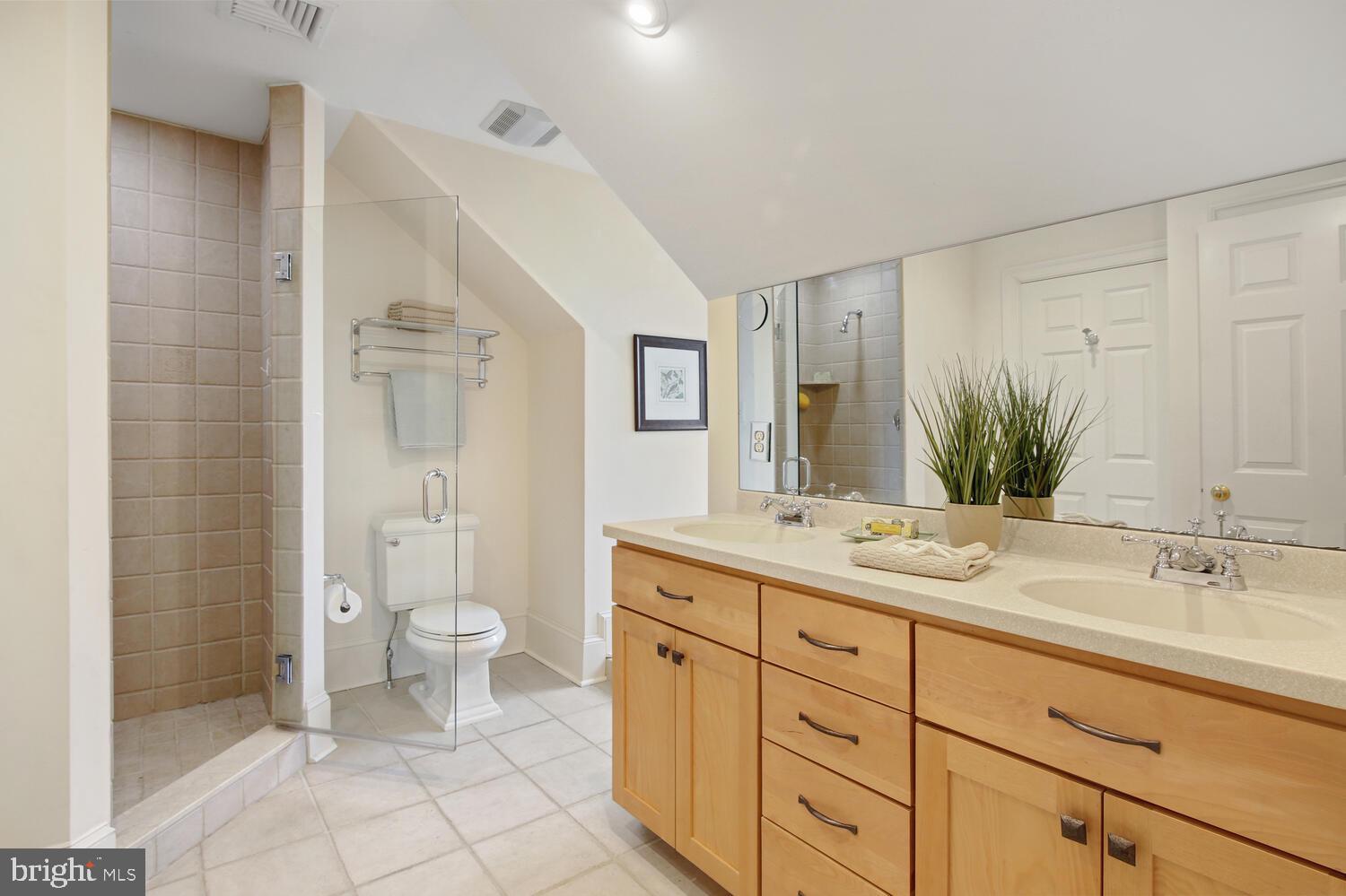 203 North Fairfield Road Devon, PA 19333 - Photo 34 of 38 Jack-n-Jill Bathroom between Bedrooms 4 & 5