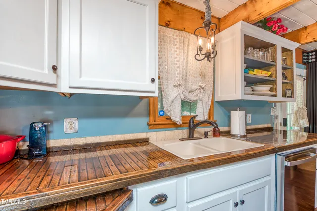 $394,900 | 4195 Walker Mountain Road, Bristol, VA 24202