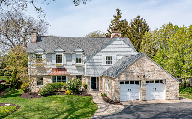 a view of residential houses with yard and green space