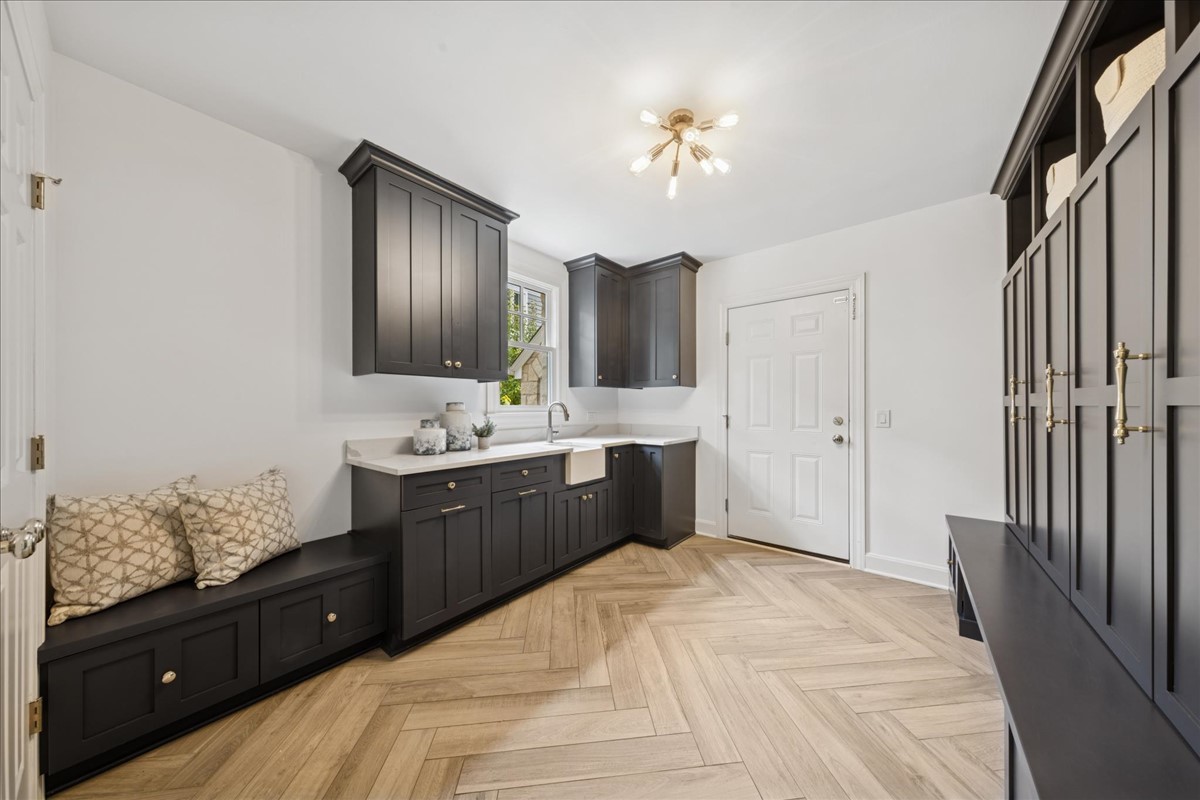 628 South County Line Road Hinsdale, IL 60521 - Photo 16 of 34 a spacious bathroom with a double vanity sink and a mirror