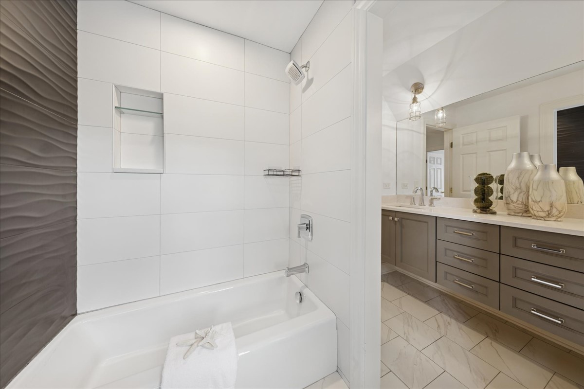 628 South County Line Road Hinsdale, IL 60521 - Photo 23 of 34 a bathroom with a bathtub and a sink