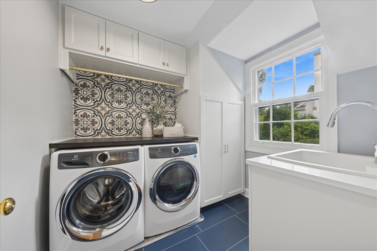 628 South County Line Road Hinsdale, IL 60521 - Photo 24 of 34 a utility room with dryer and washer