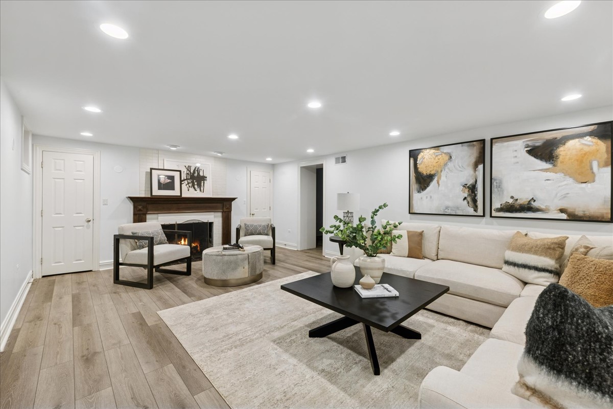 628 South County Line Road Hinsdale, IL 60521 - Photo 25 of 34 a living room with furniture and kitchen view