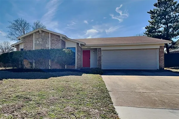 a front view of house with yard