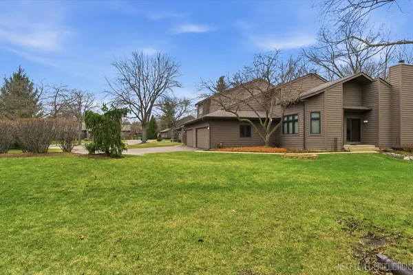 $2,995 | 114 Elmtree Court, Unit 114, St. Charles, IL 60174