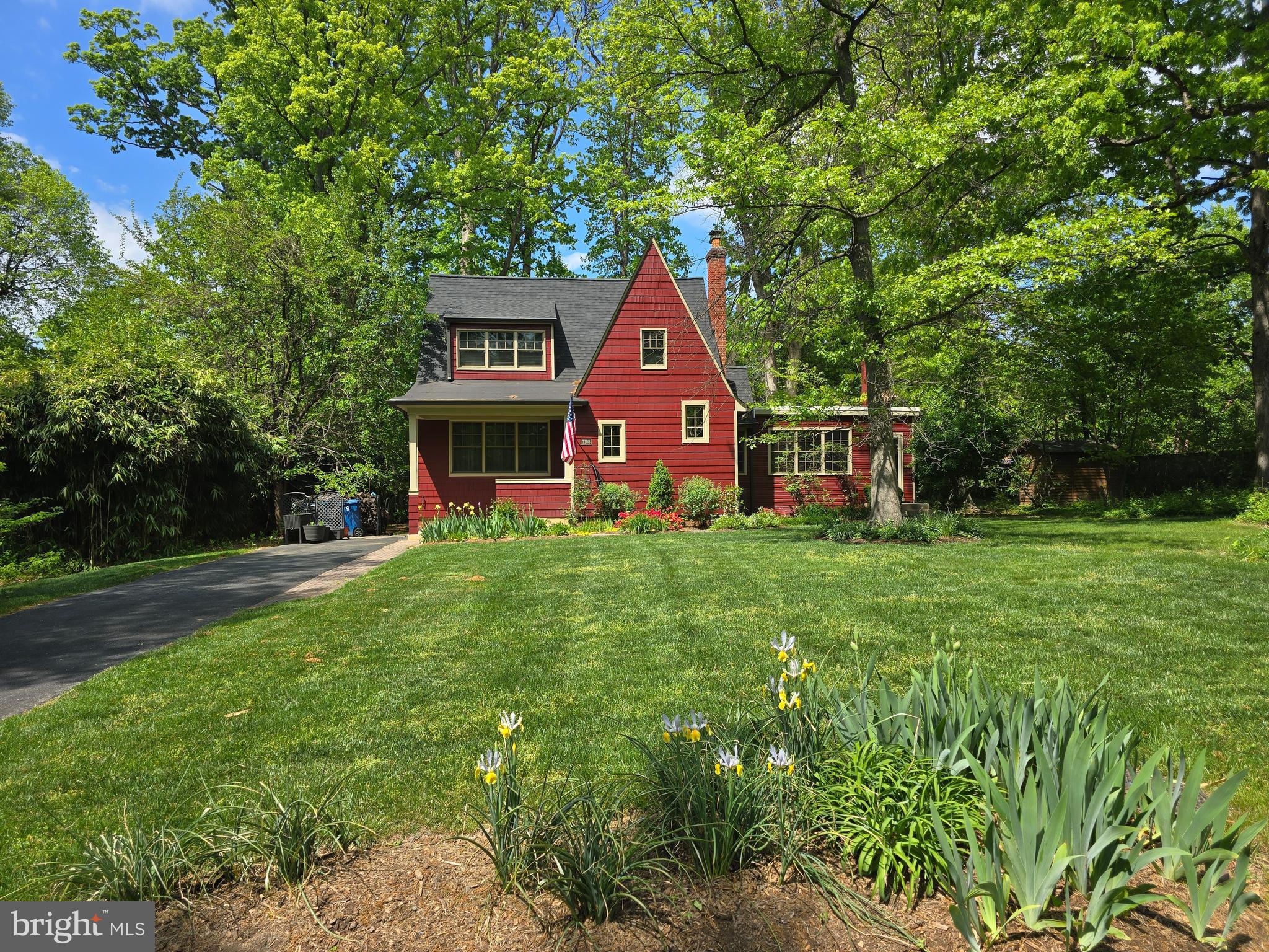 7108 Larrlyn Drive Springfield, VA 22151 - Photo 2 of 50 a front view of a house with garden