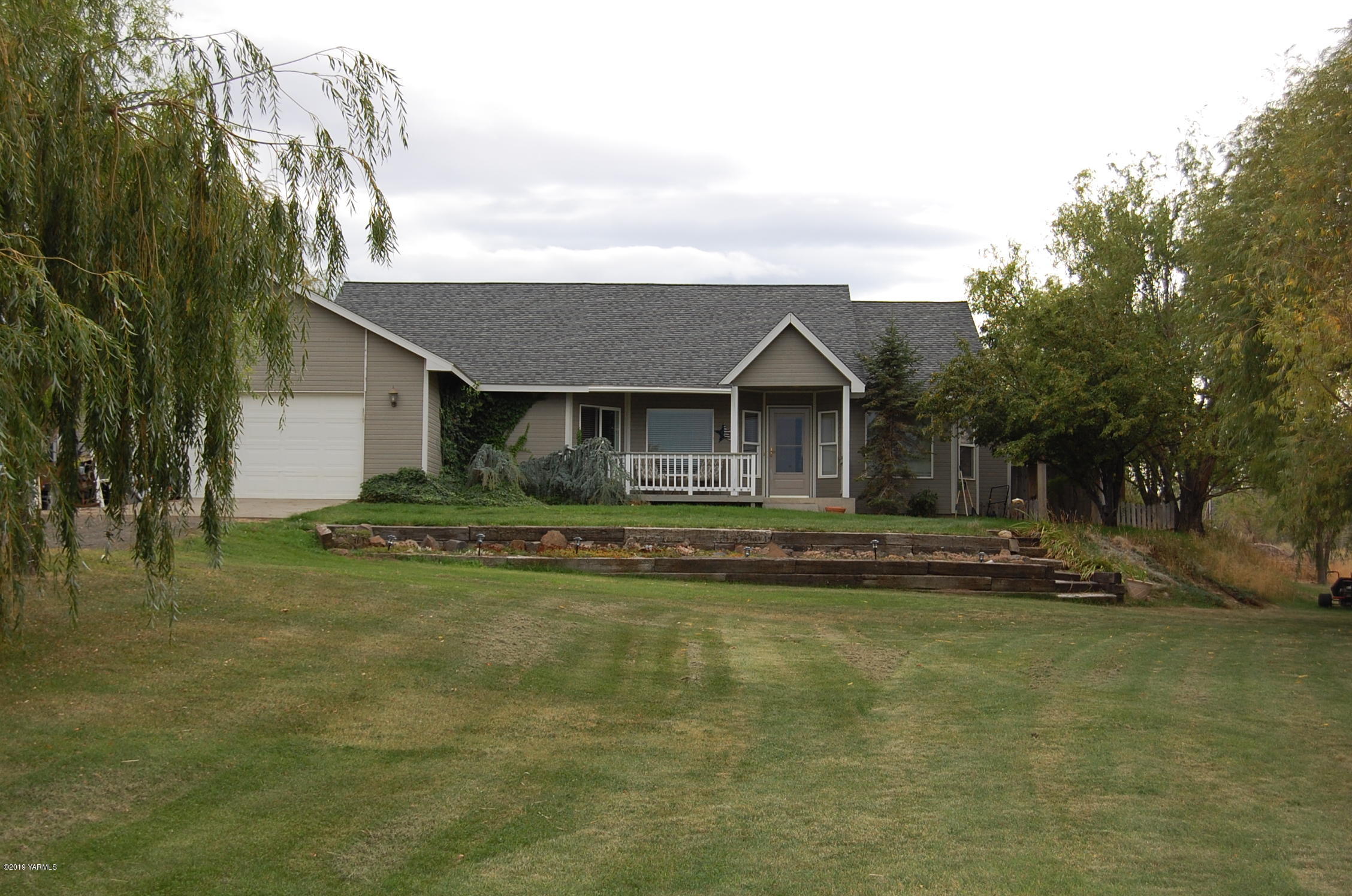 15021 Douglas Road Yakima, WA 98908 - Photo 1 of 35 a front view of a house with a garden