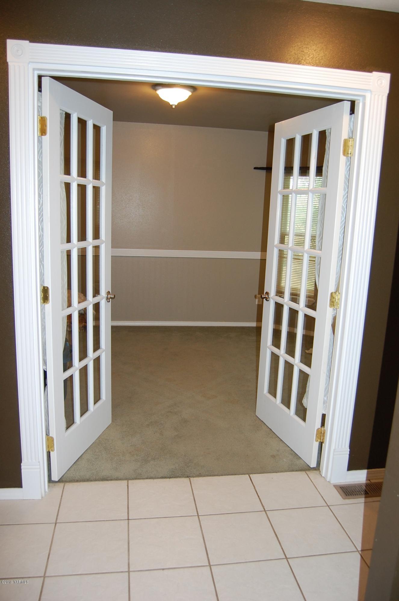 15021 Douglas Road Yakima, WA 98908 - Photo 11 of 35 a view of walk in closet with window