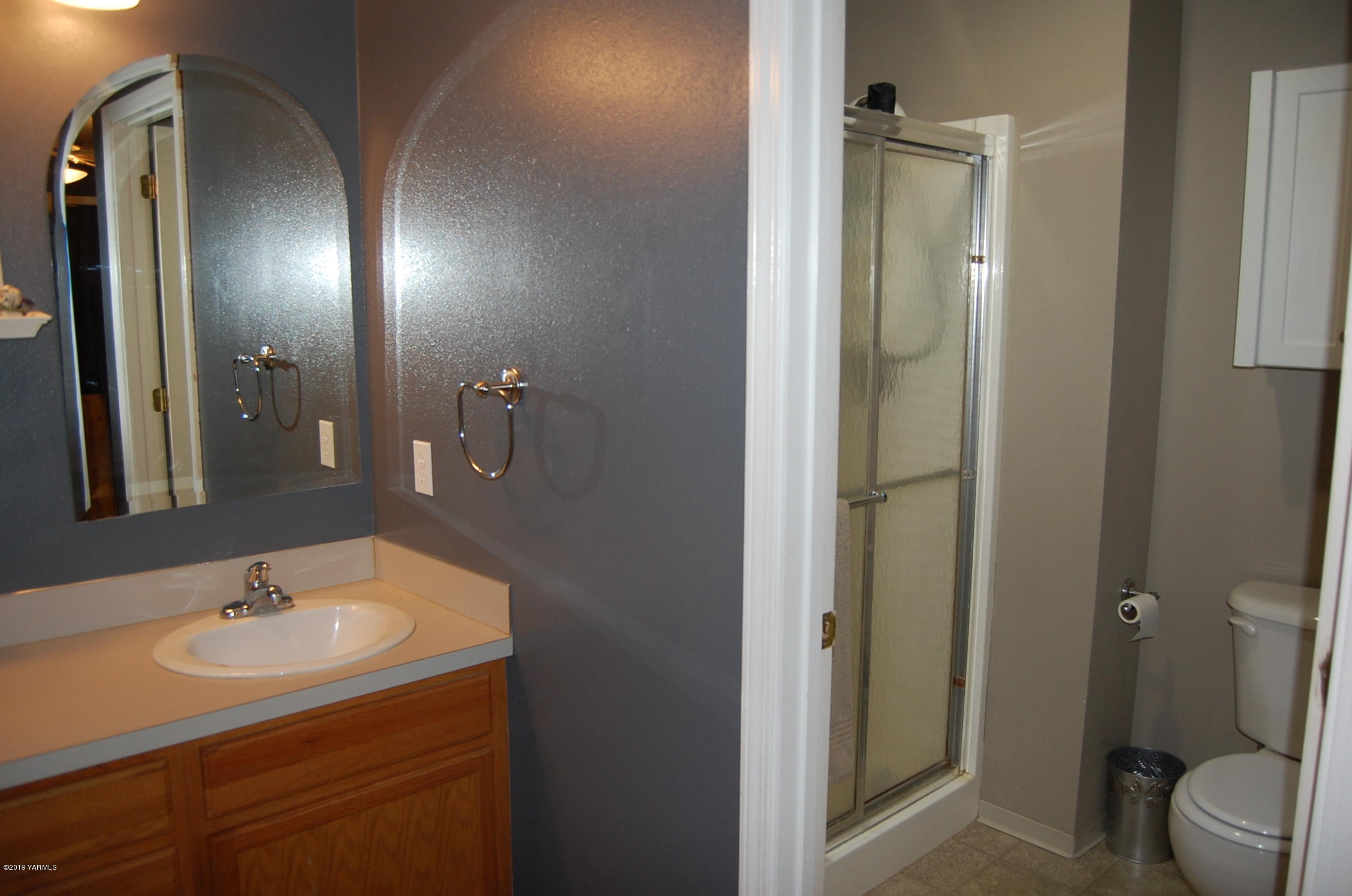 15021 Douglas Road Yakima, WA 98908 - Photo 16 of 35 a bathroom with a sink toilet and shower