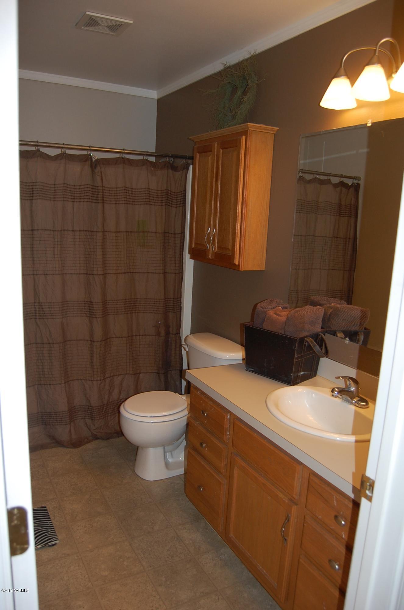 15021 Douglas Road Yakima, WA 98908 - Photo 17 of 35 a bathroom with a sink a toilet and shower