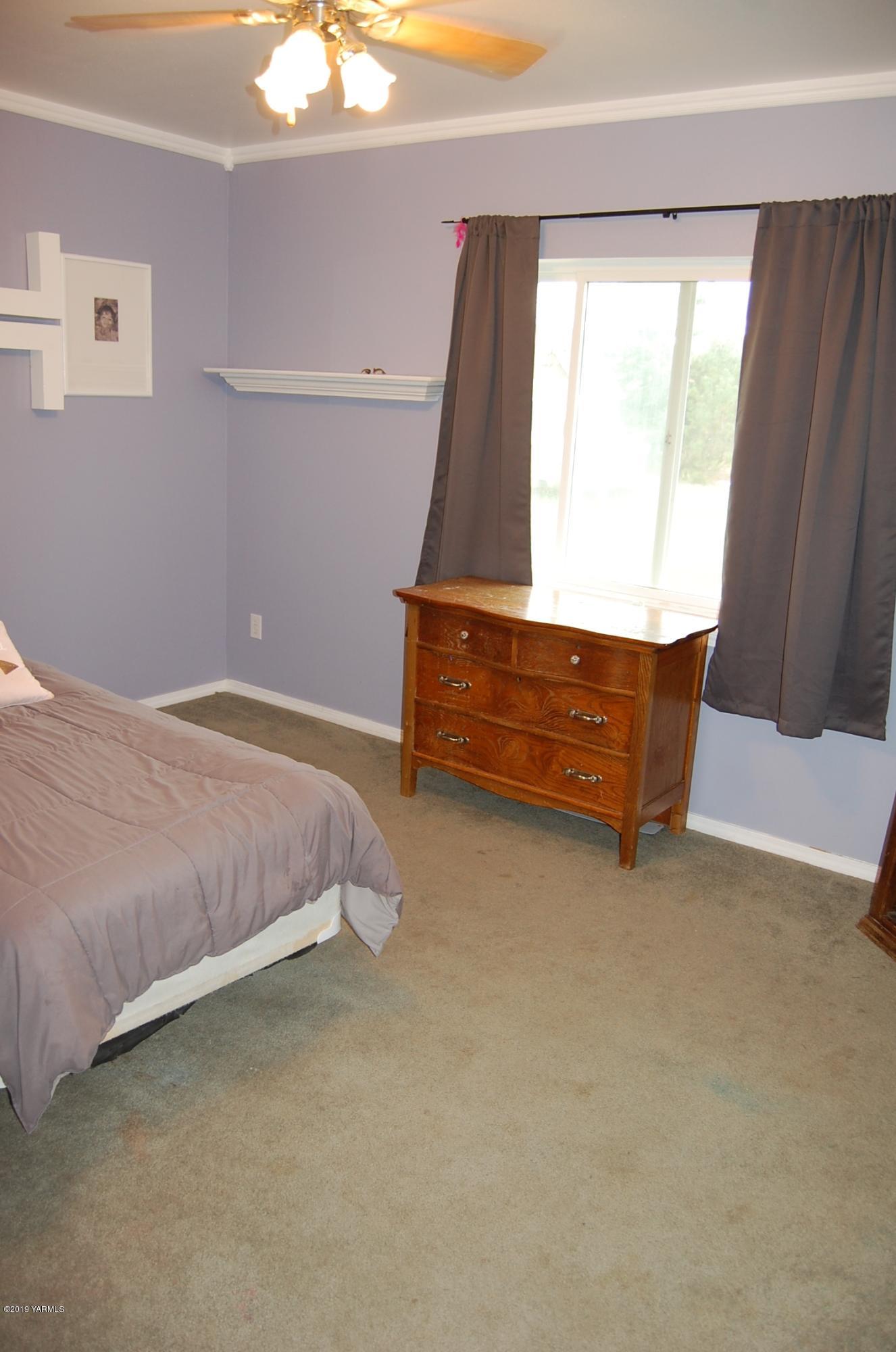 15021 Douglas Road Yakima, WA 98908 - Photo 19 of 35 a bedroom with a bed and window