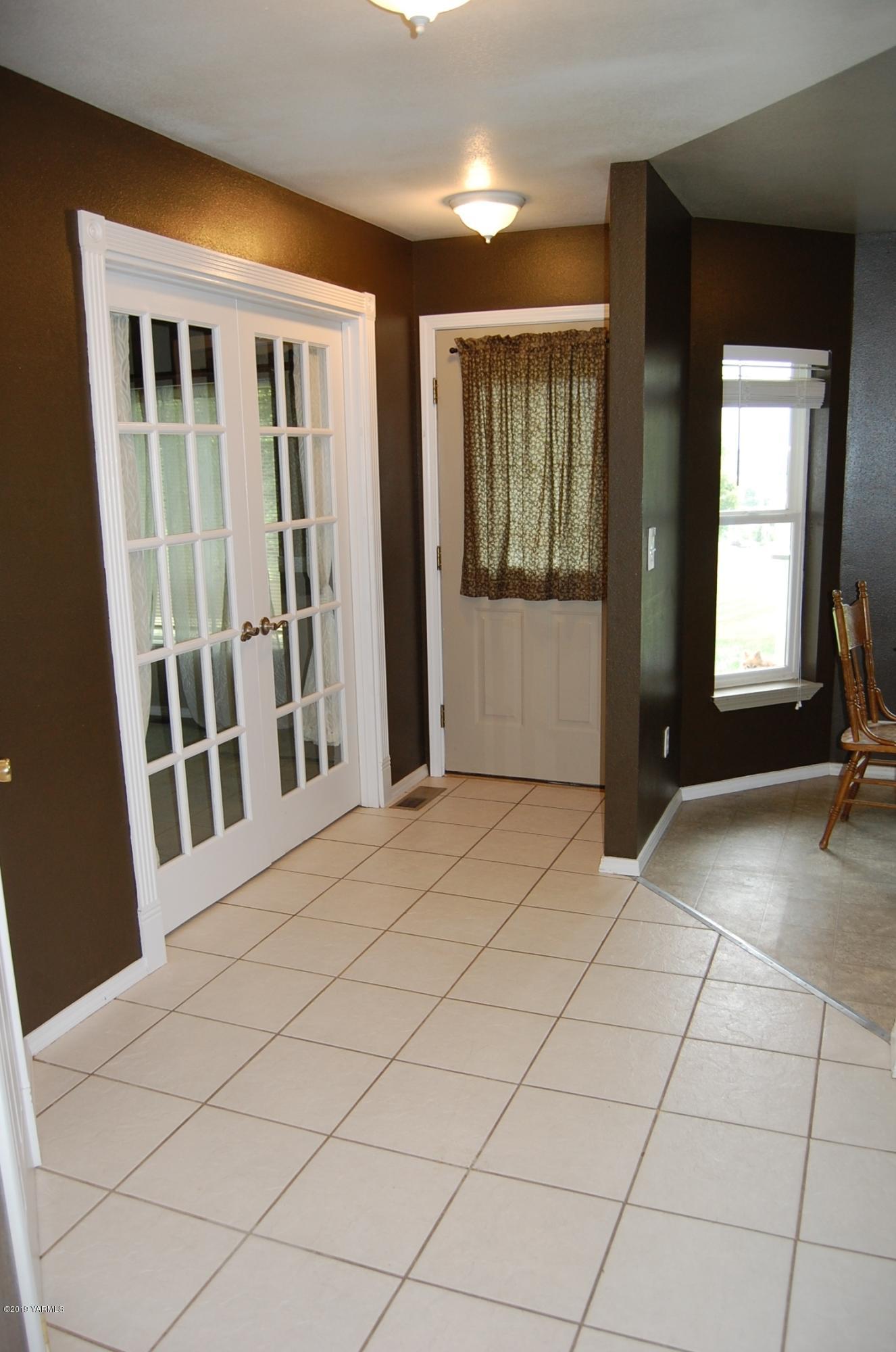 15021 Douglas Road Yakima, WA 98908 - Photo 3 of 35 a view of a room with a large window