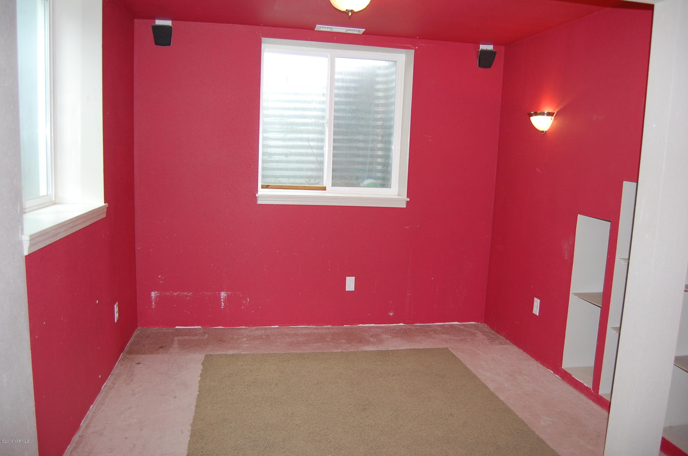 15021 Douglas Road Yakima, WA 98908 - Photo 23 of 35 a view of empty room with window