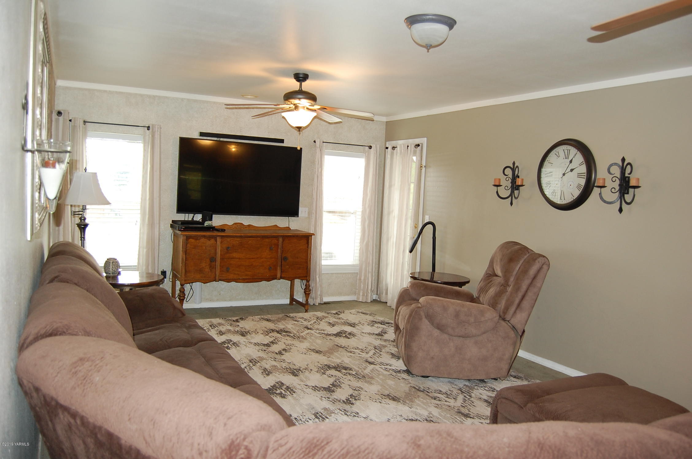 15021 Douglas Road Yakima, WA 98908 - Photo 4 of 35 a living room with furniture and a flat screen tv