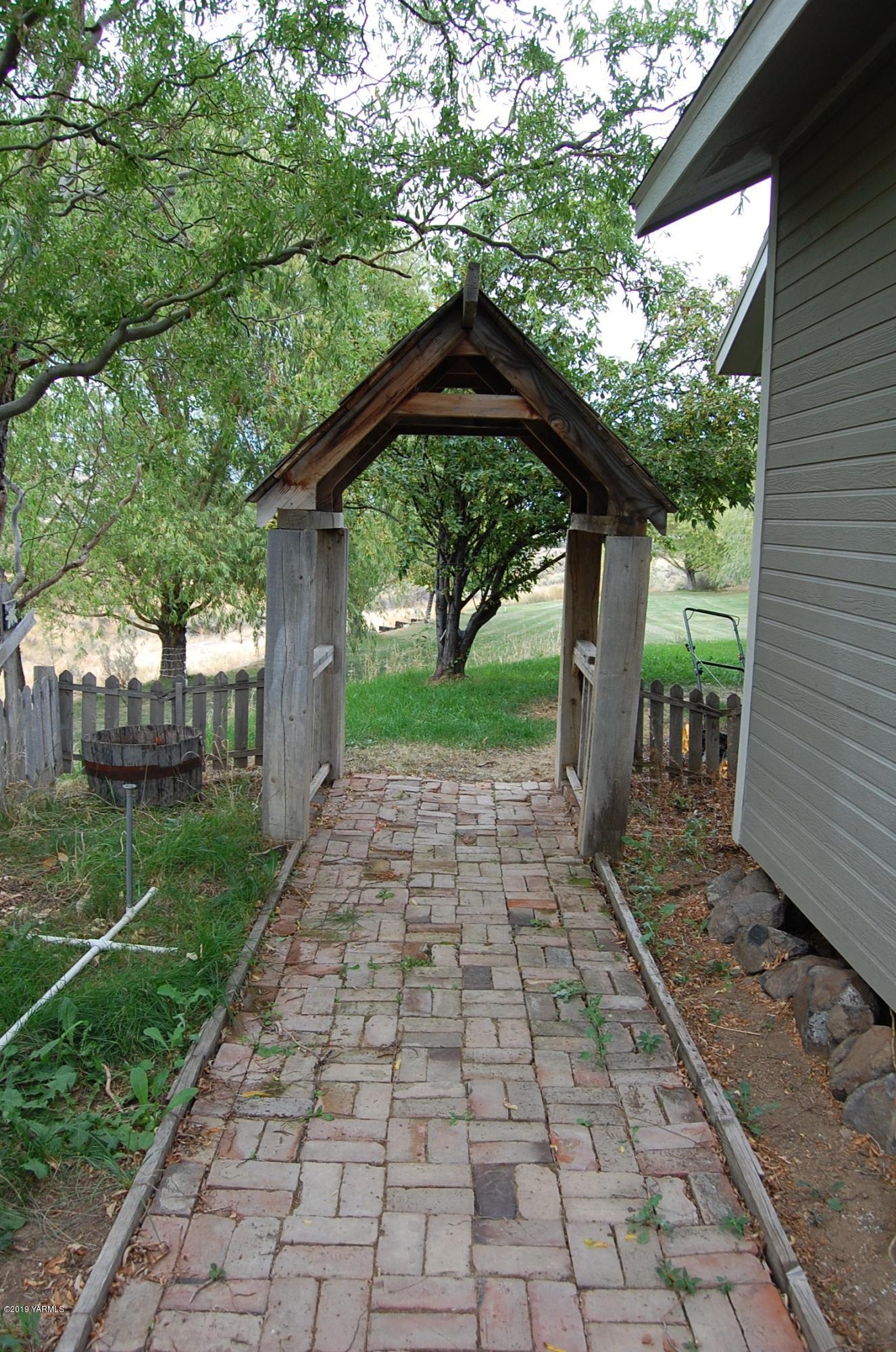 15021 Douglas Road Yakima, WA 98908 - Photo 34 of 35 a backyard of a house with lots of green space