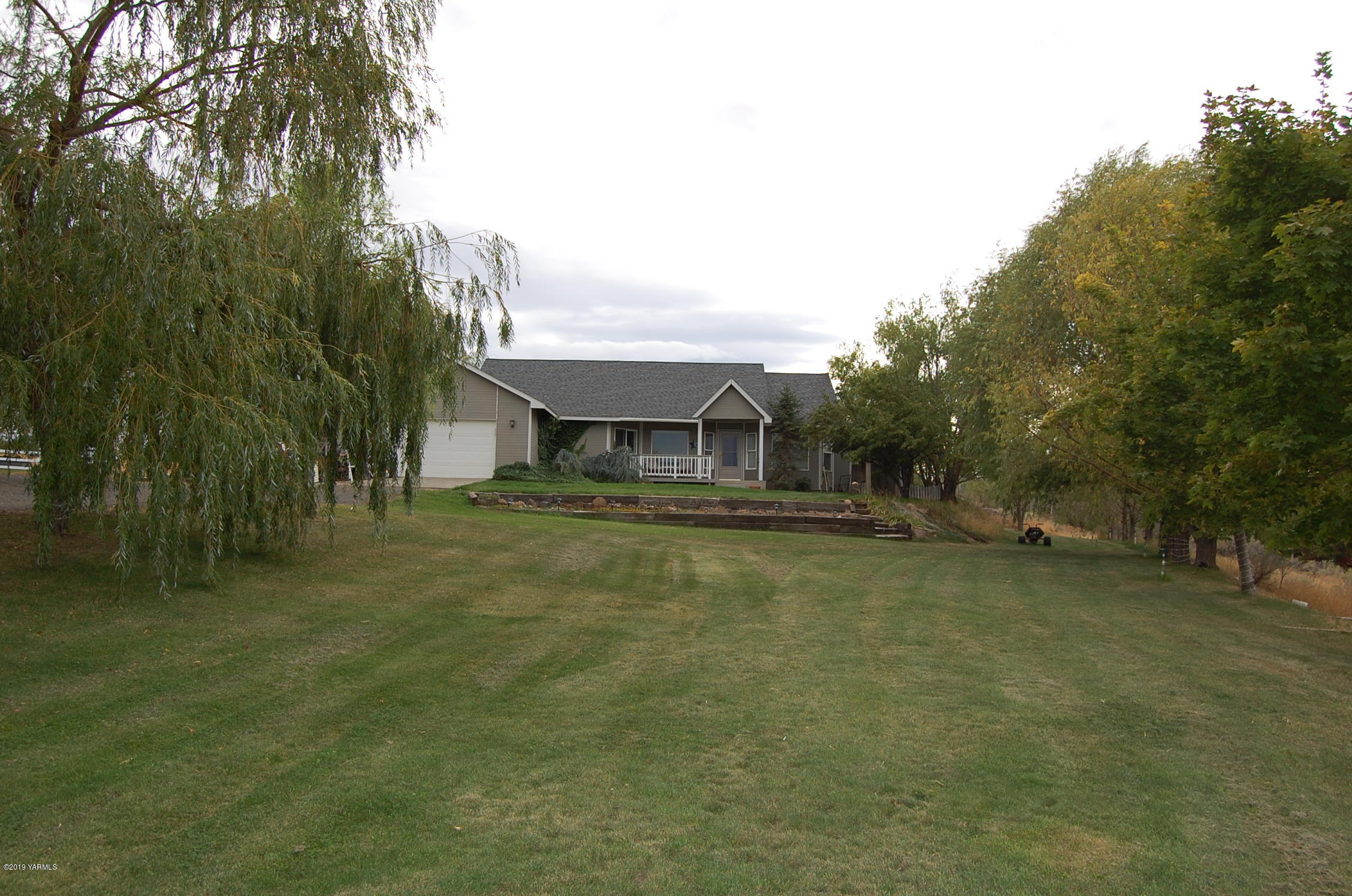 15021 Douglas Road Yakima, WA 98908 - Photo 35 of 35 a front view of a house with a garden