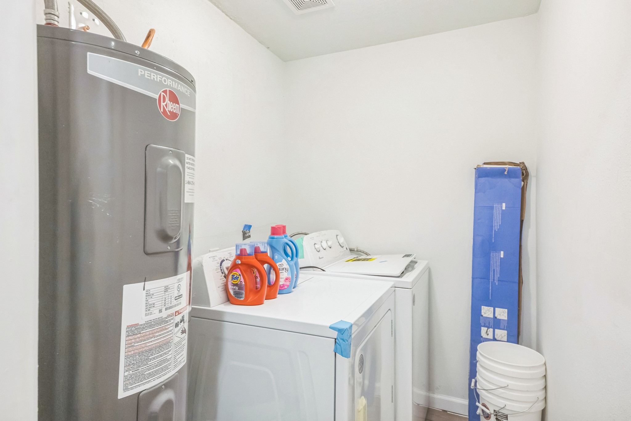 5236 Perry Street Houston, TX 77021 - Photo 11 of 12 a utility room with a window dryer and washer