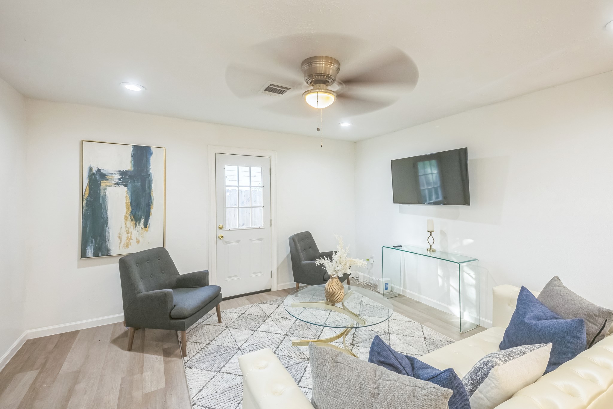 5236 Perry Street Houston, TX 77021 - Photo 3 of 12 a living room with furniture and a flat screen tv