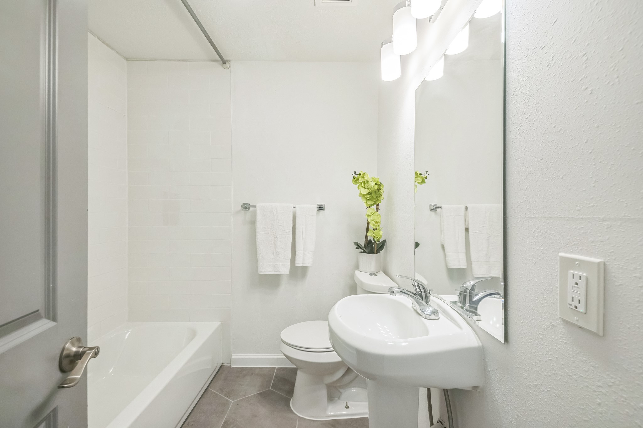 5236 Perry Street Houston, TX 77021 - Photo 10 of 12 a bathroom with a sink a toilet and bathtub