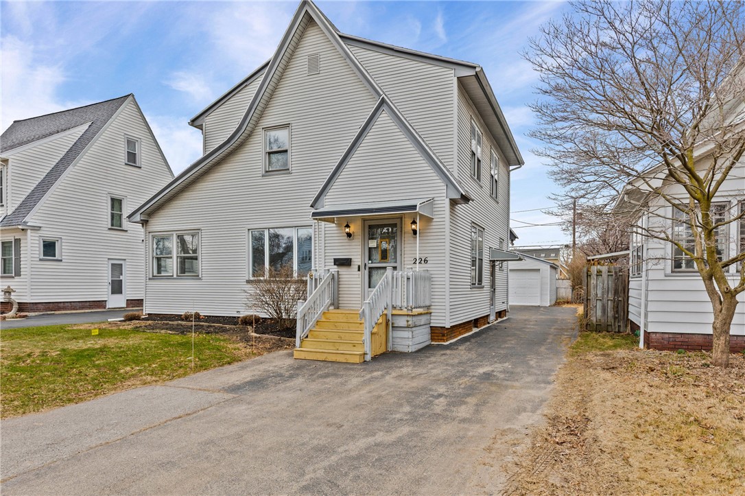 226 Barry Road Irondequoit, NY 14617 - Photo 4 of 40