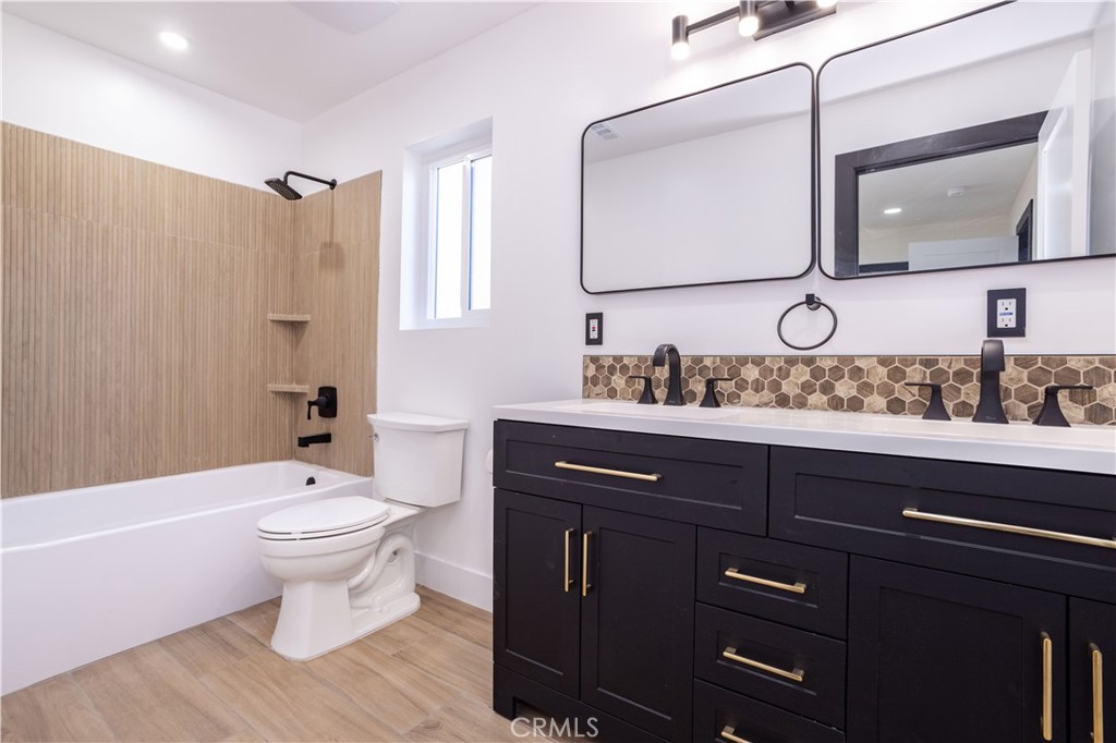 42640 Ranch Club Road Lake Hughes, CA 93532 - Photo 13 of 27 a bathroom with a toilet a sink a mirror a bathtub and vanity