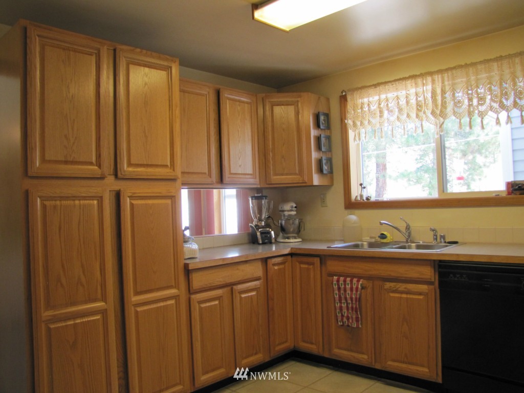 40 Main Road Tonasket, WA 98855 - Photo 22 of 25 a kitchen with a sink and cabinets