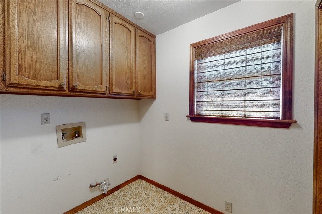 510 Indiana Street Gridley, CA 95948 - Photo 20 of 45 a view of a room that has a window in it