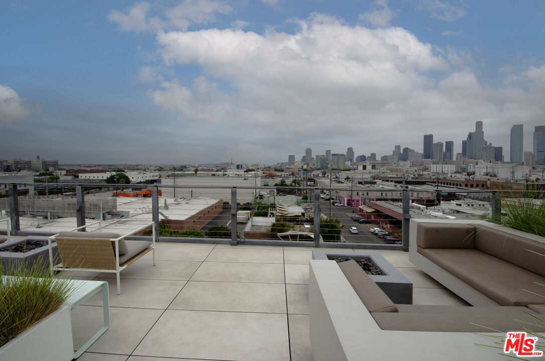 527 Molino Street, Unit 217 Los Angeles, CA 90013 - Photo 13 of 28 a view of a terrace