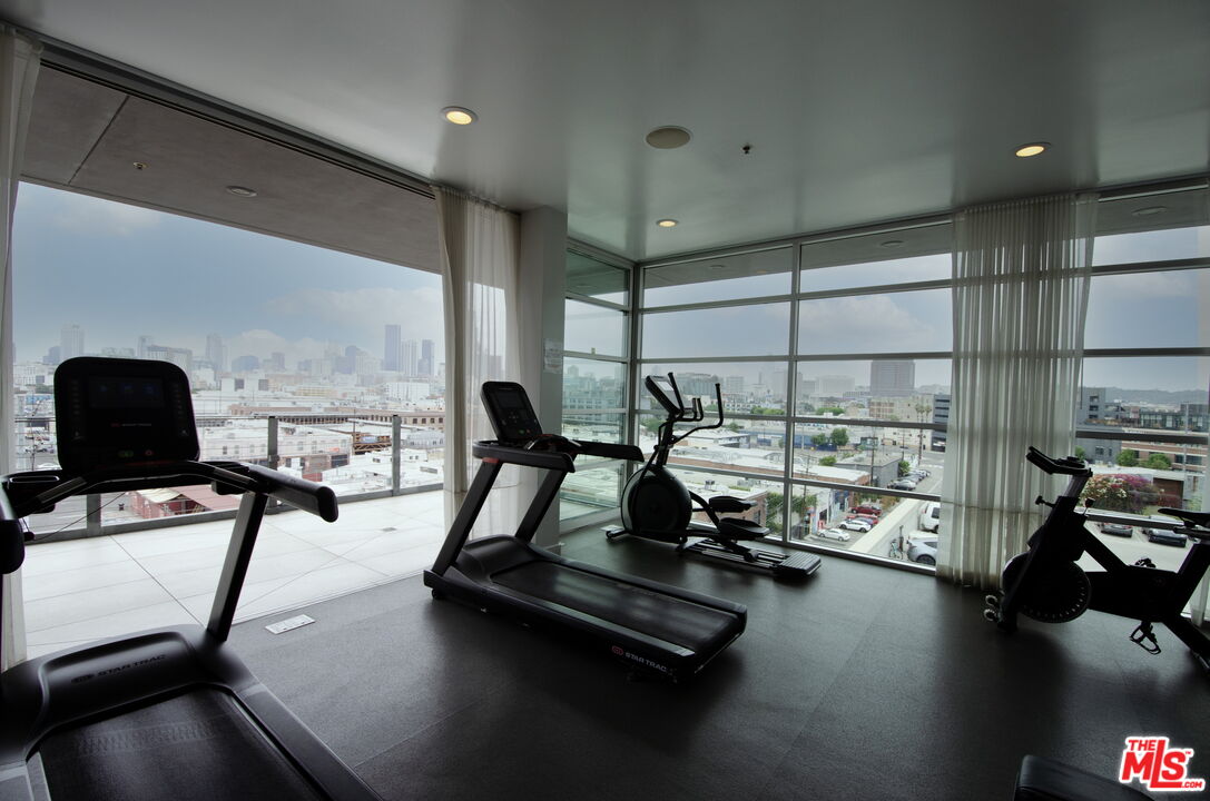 527 Molino Street, Unit 217 Los Angeles, CA 90013 - Photo 17 of 28 a room with gym equipment