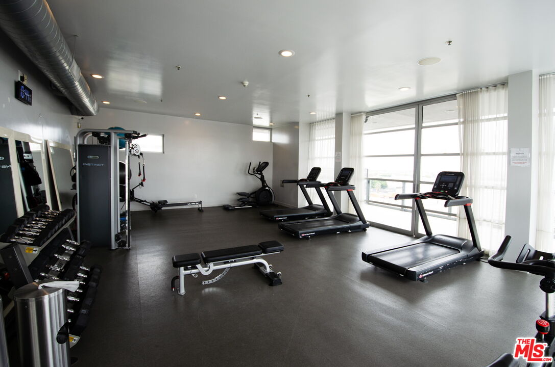 527 Molino Street, Unit 217 Los Angeles, CA 90013 - Photo 18 of 28 a view of a room with gym equipment