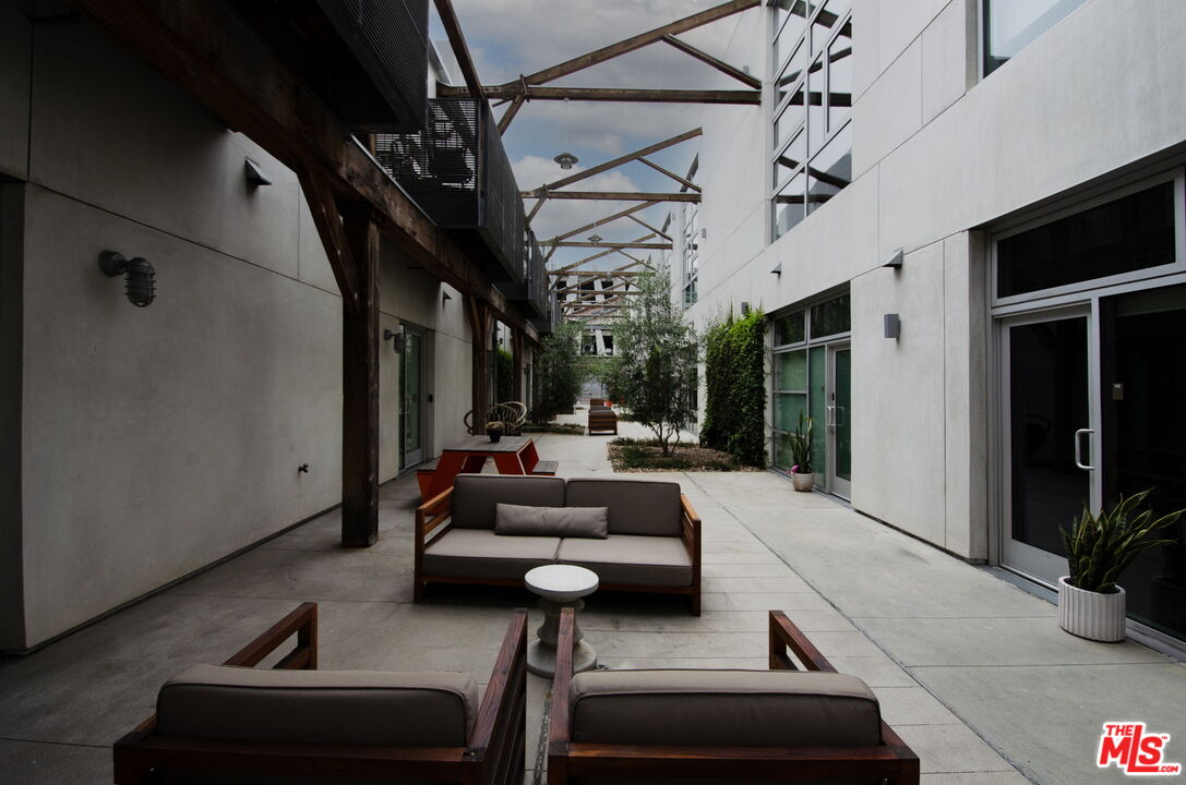 527 Molino Street, Unit 217 Los Angeles, CA 90013 - Photo 21 of 28 a living room with furniture