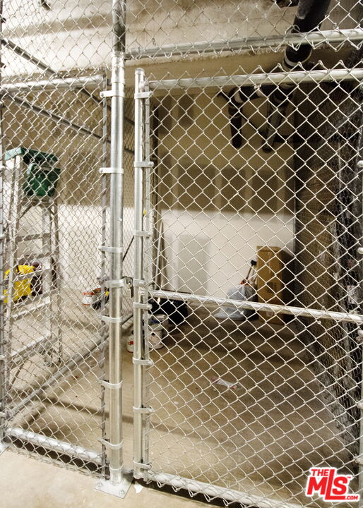 527 Molino Street, Unit 217 Los Angeles, CA 90013 - Photo 26 of 28 a outdoor space of a building