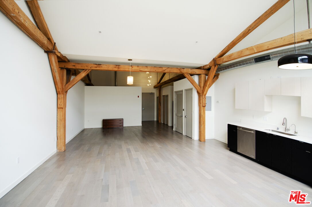 527 Molino Street, Unit 217 Los Angeles, CA 90013 - Photo 5 of 28 a view of entryway and hall