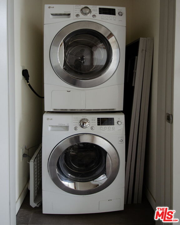 527 Molino Street, Unit 217 Los Angeles, CA 90013 - Photo 10 of 28 a utility room with dryer and washer