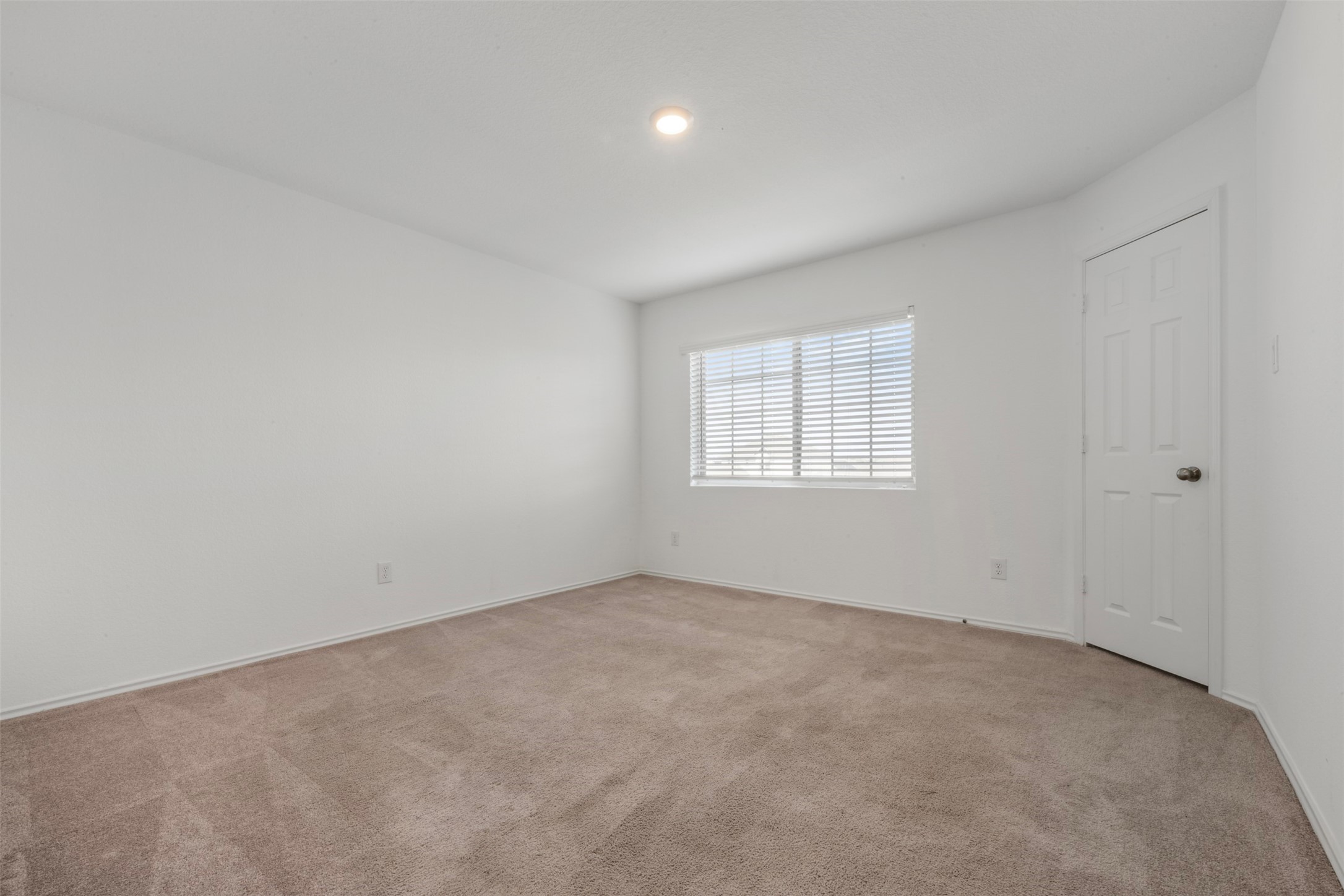 14538 Broadbury Pond Road Rosharon, TX 77583 - Photo 18 of 25 an empty room with windows