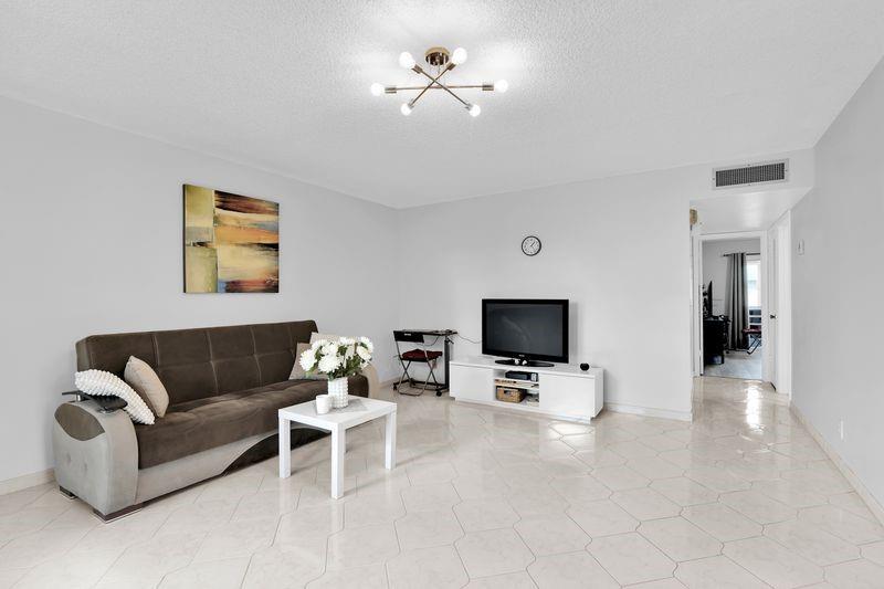 906 Normandy S, Unit 906 Delray Beach, FL 33484 - Photo 4 of 37
