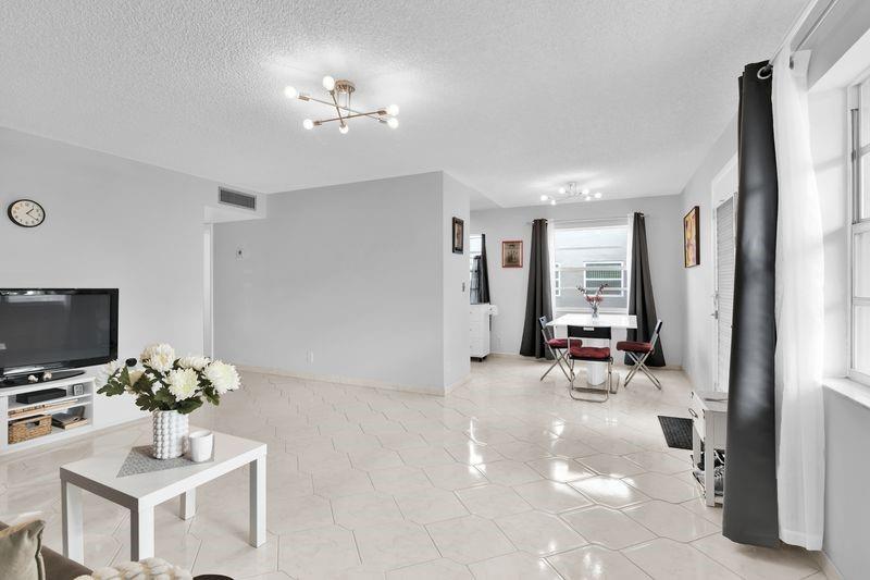 906 Normandy S, Unit 906 Delray Beach, FL 33484 - Photo 5 of 37