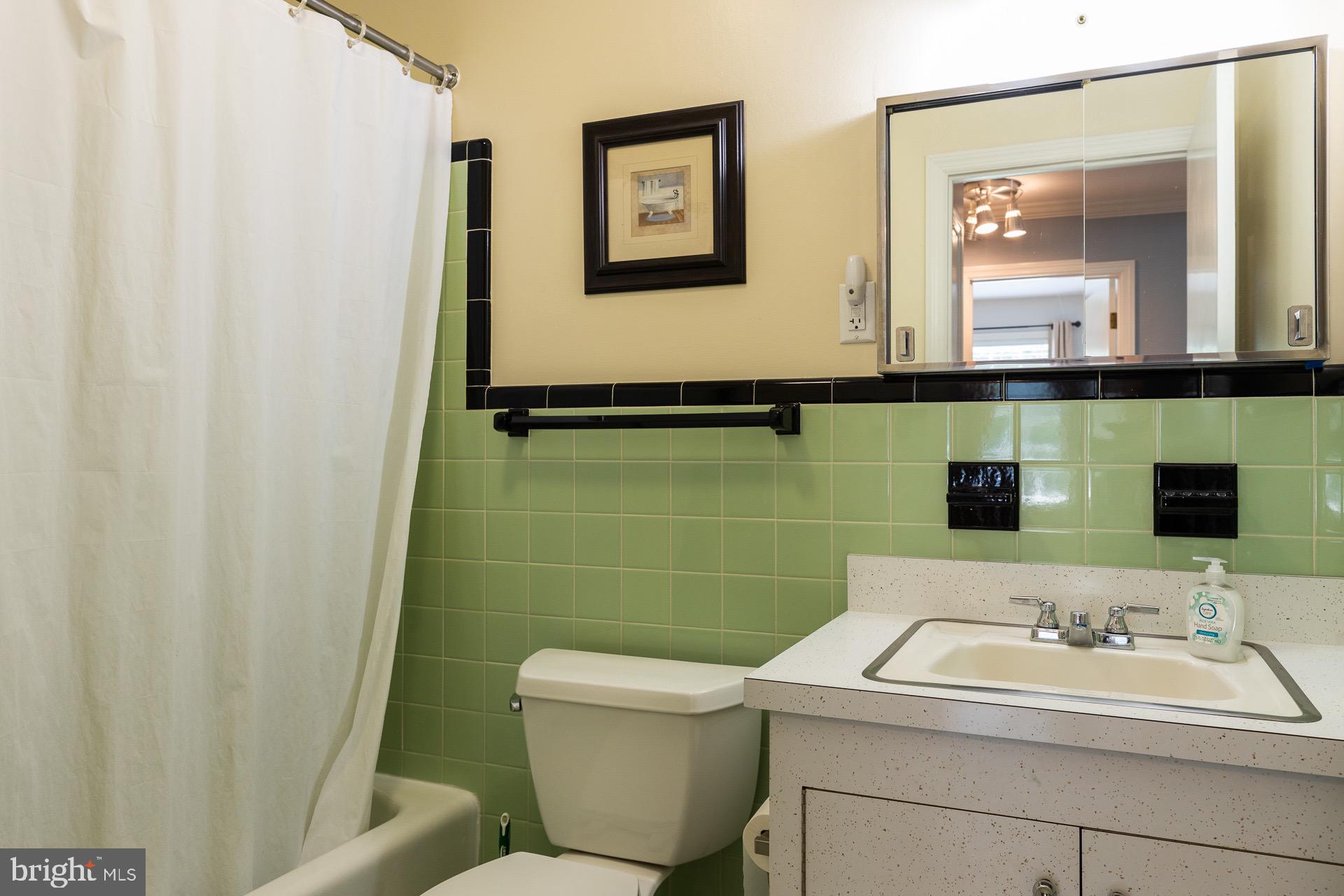 220 Planet Road Newark, DE 19711 - Photo 20 of 27 Hall bathroom