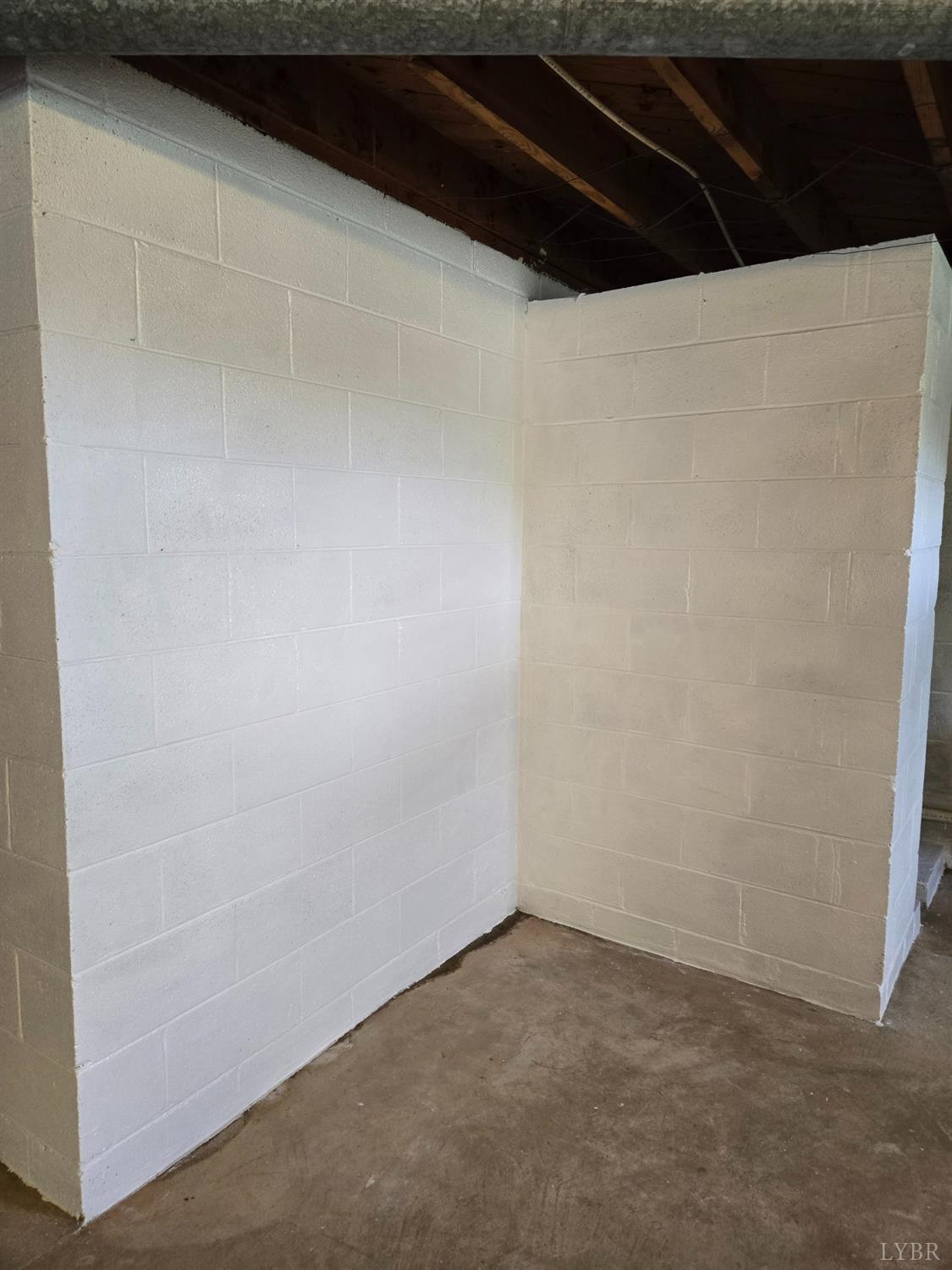 8968 Red House Road Appomattox, VA 24522 - Photo 17 of 31 a view of an empty room