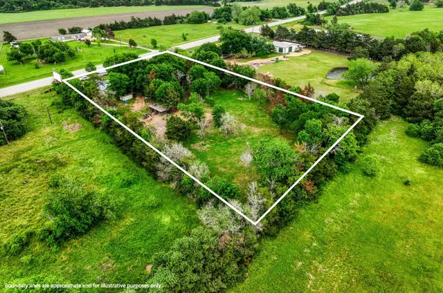 a view of a tennis court