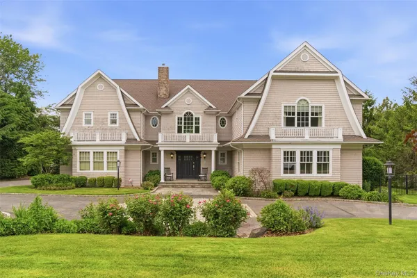 $2,880,000 | 9 May Hill Lane, Dix Hills, NY 11746