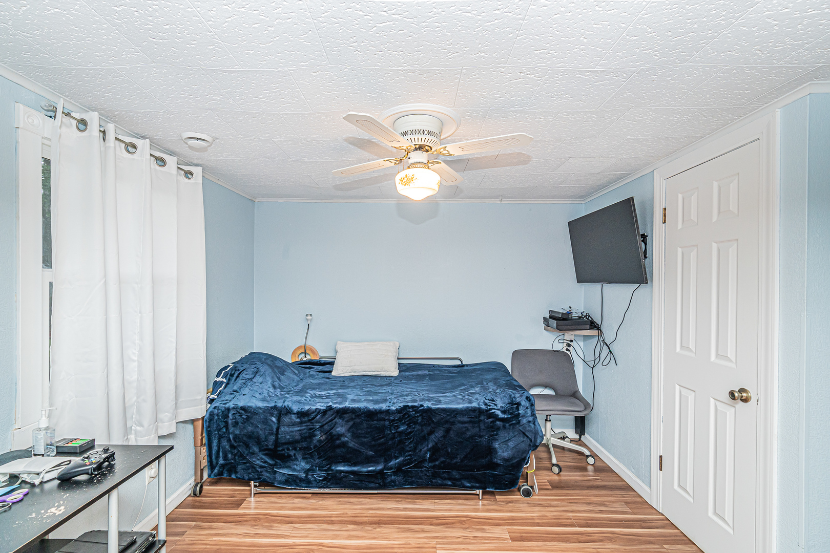 19264 Airport Road Romeoville, IL 60446 - Photo 15 of 27 a living room with a bed furniture and a window