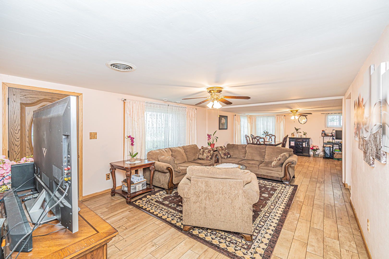 19264 Airport Road Romeoville, IL 60446 - Photo 2 of 27 a living room with furniture