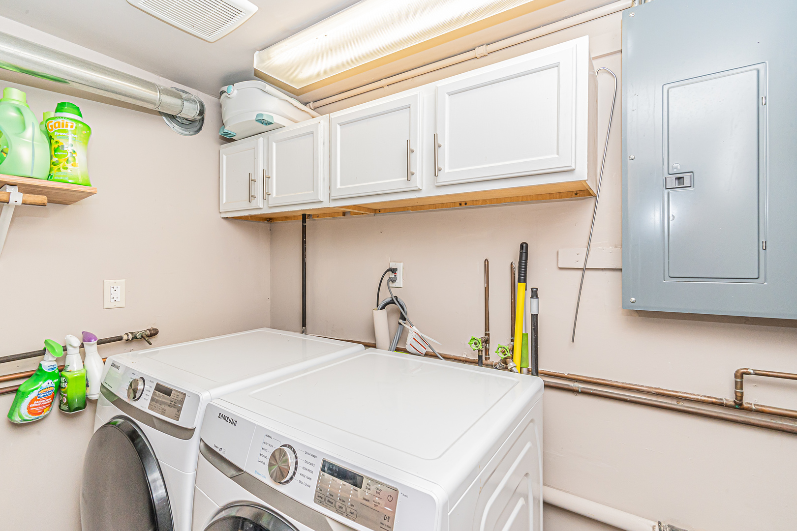 19264 Airport Road Romeoville, IL 60446 - Photo 9 of 27 a utility room with dryer and washer