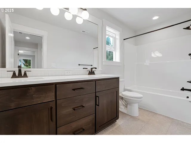 $629,960 | 13945 Southeast Piper Cub Way, Milwaukie, OR 97267