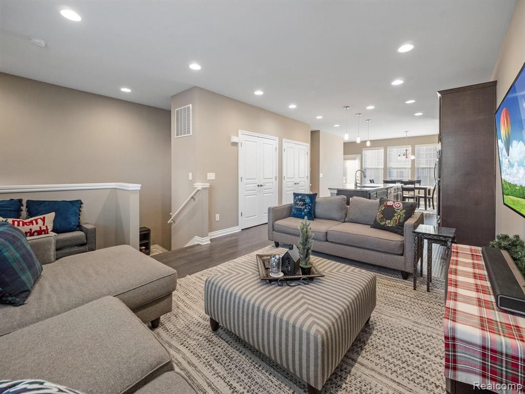 2665 Helmsdale Circle Rochester Hills, MI 48307 - Photo 7 of 33