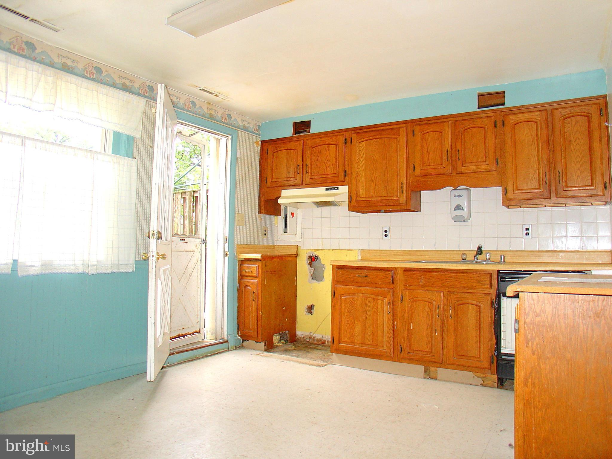 1322 Dalton Road Baltimore, MD 21234 - Photo 5 of 26 Kitchen